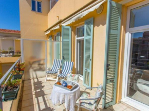 Studio climatisé en centre-ville, proche plages, avec grande terrasse au calme - FR-1-196-362